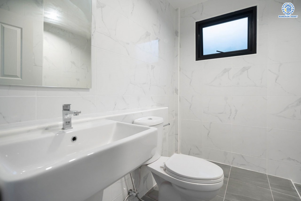 บ้านมือสองตกแต่งใหม่ ม.วรารมย์ เพชรเกษม81 แบรนด์ Q.House รองรับทุกความสุข เนื้อที่ 54 ตร.ว. ฟังก์ชัน 3 ห้องนอน 2 ห้องน้ำ 1 ห้องอเนกประสงค์ จอดรถได้ 1 คัน บนทำเลใกล้ The Mall บางแค และเชื่อมต่อ ถ.พุทธมณฑลสาย4 และ ถ.กาญจนาฯ